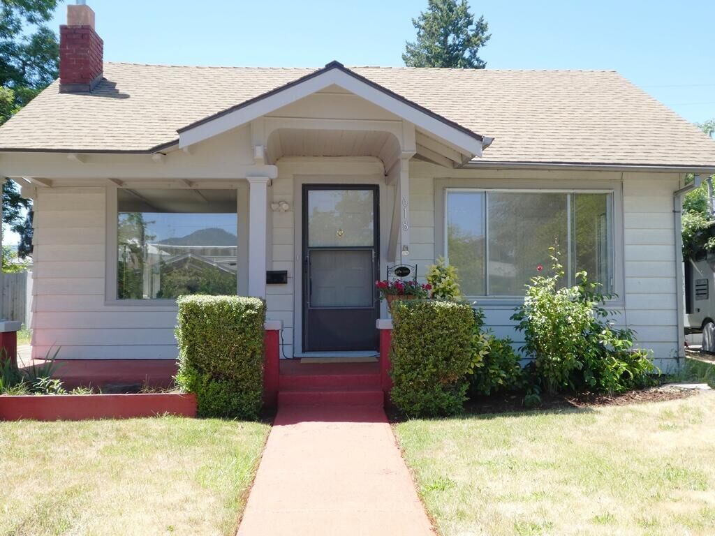 Property Photo:  618 S Holly Street  OR 97501 