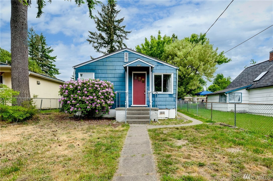 Property Photo:  2524 Barnett St  WA 98310 