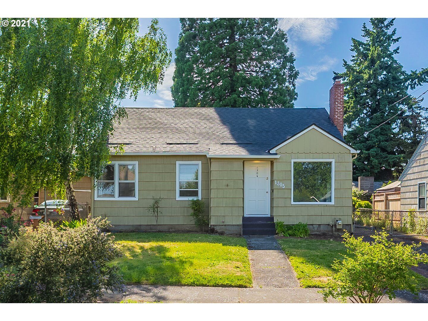 Property Photo:  1305 NE 80th Ave  OR 97213 