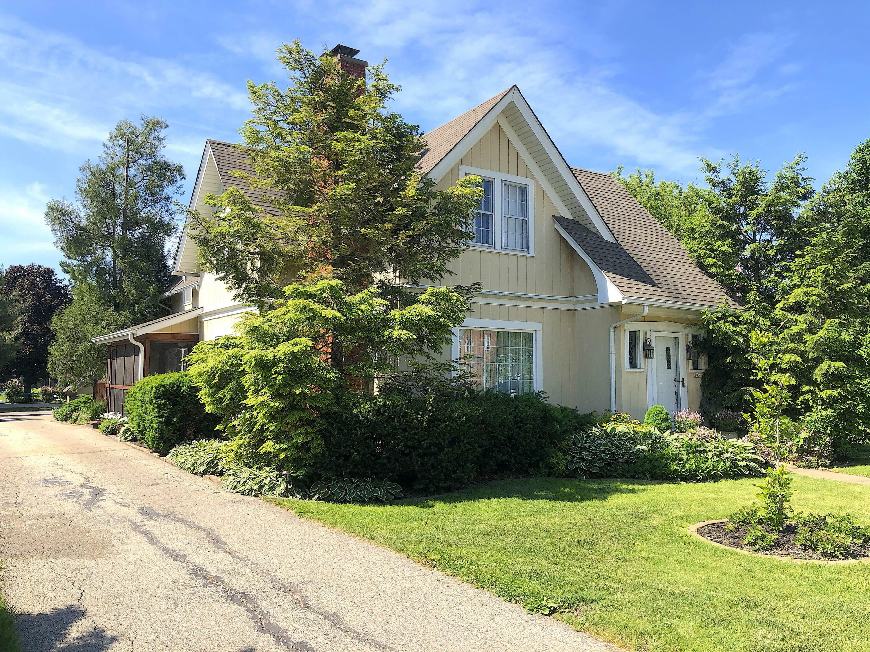 Property Photo: 203 Kenosha St WI 53184