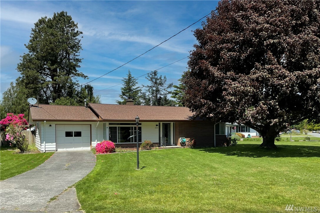 Property Photo:  2201 E Parkway Dr  WA 98273 