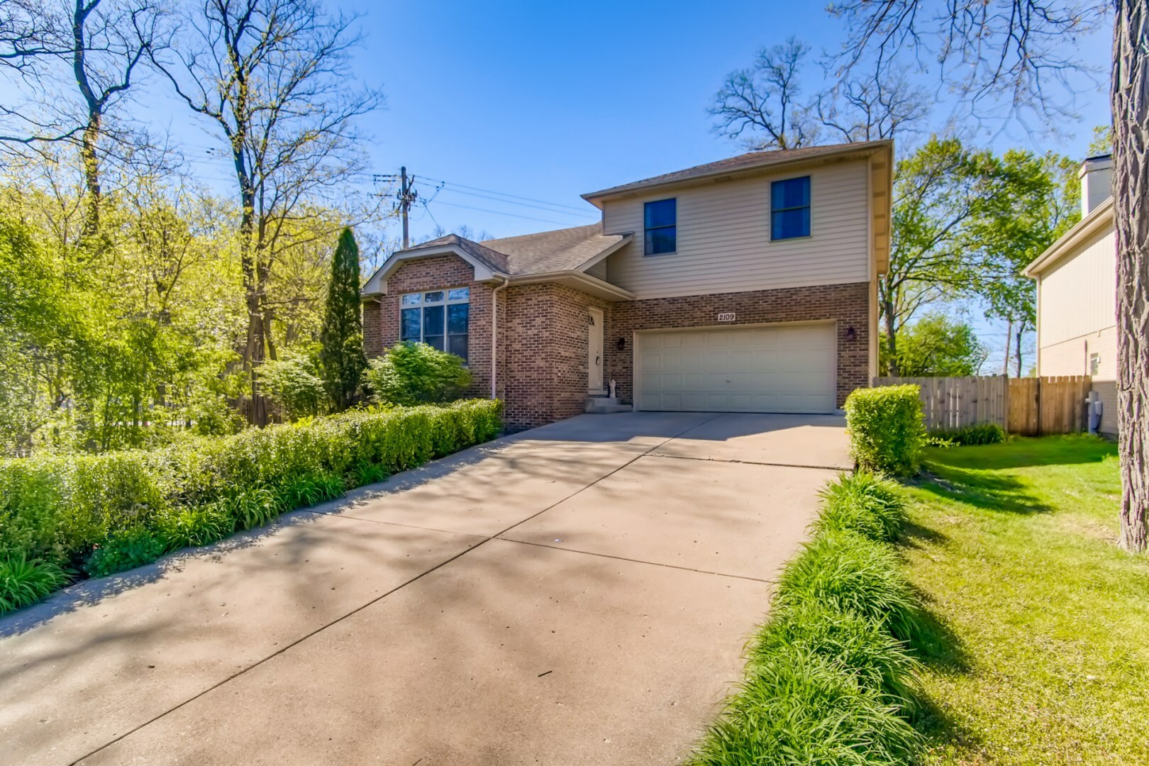 Property Photo:  2109 E Seminole Lane  IL 60056 