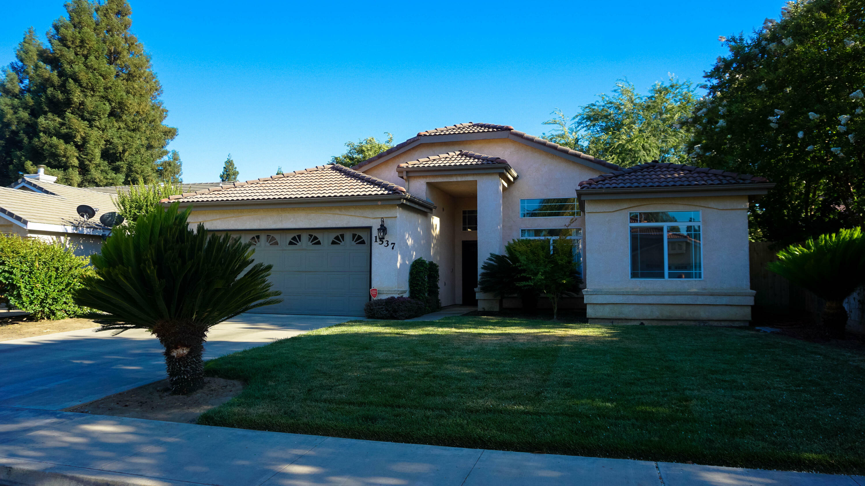 Property Photo:  1537 E Parkview Avenue  CA 93292 