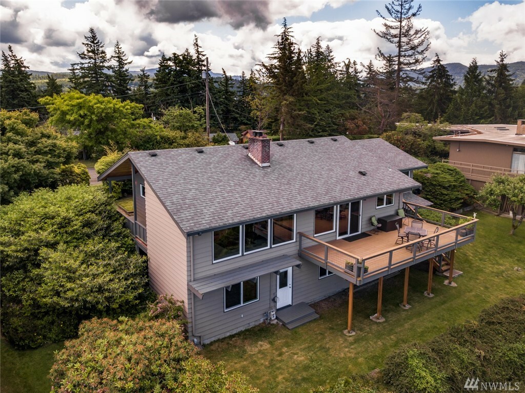 Property Photo:  420 Hillcrest Wy  WA 98225 