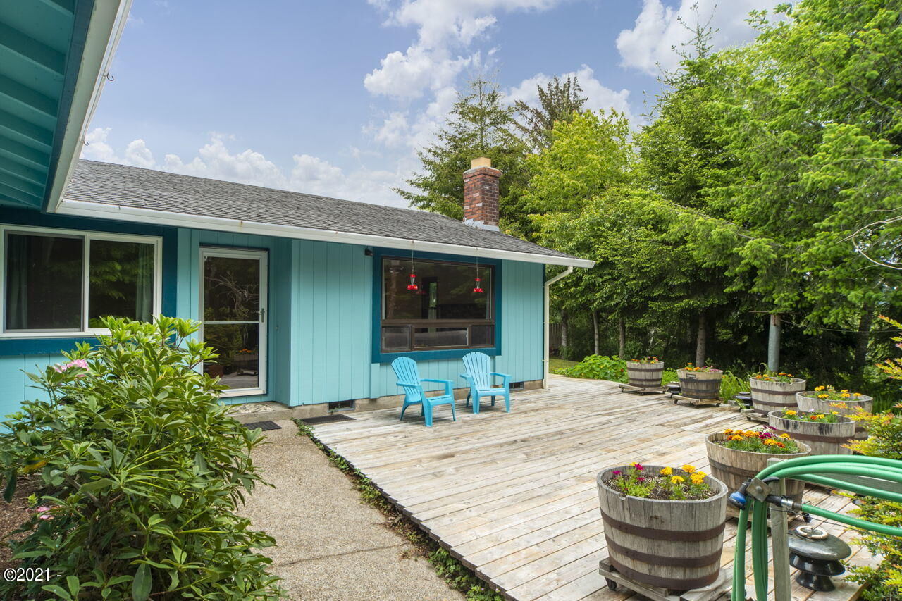 Property Photo:  230 SE Salmon Street  OR 97394 