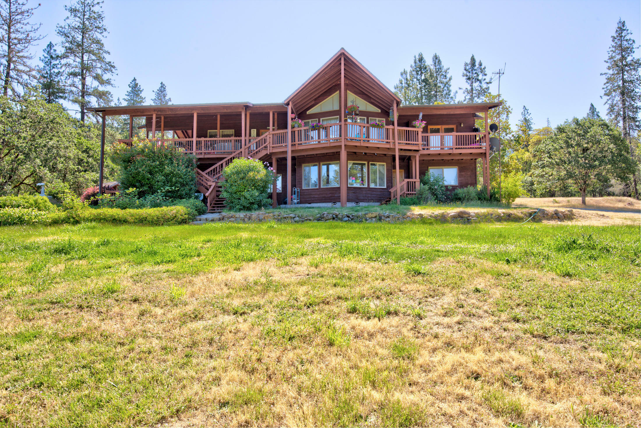 Property Photo: 735 Forest Hills Drive OR 97537