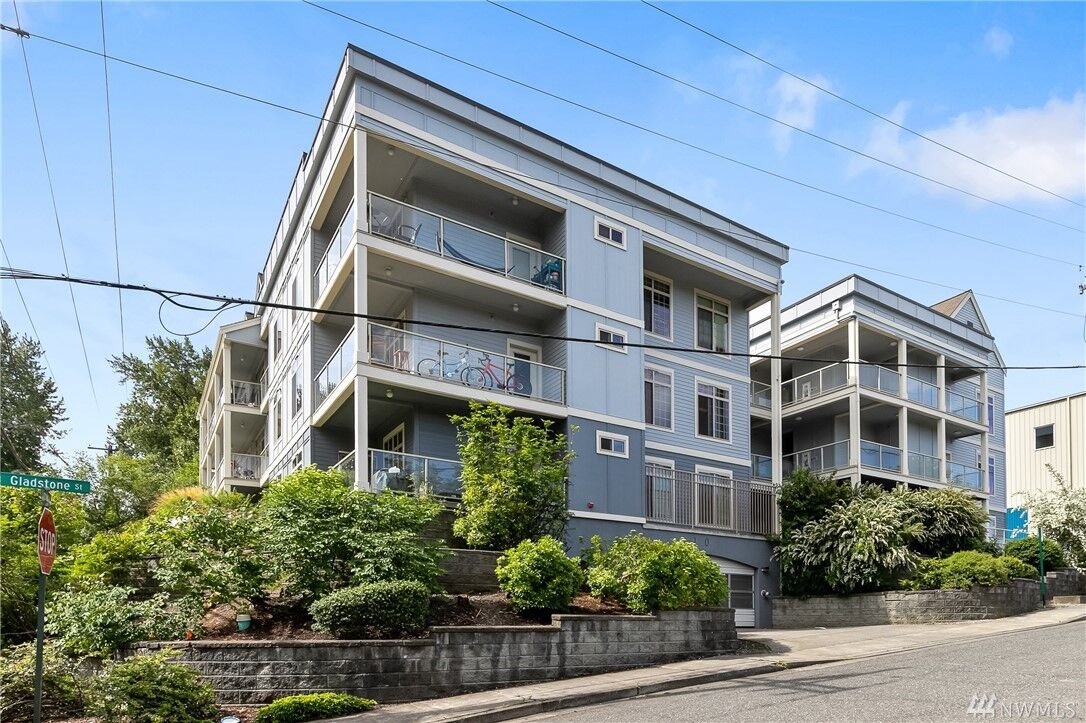 Property Photo: 910 Gladstone St 204 WA 98229