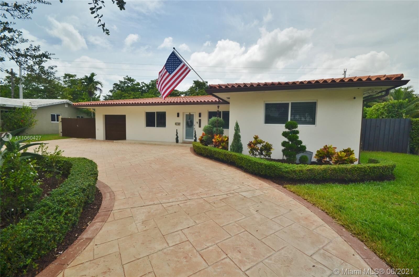 Property Photo: 6772 Parkinsonia Dr FL 33014