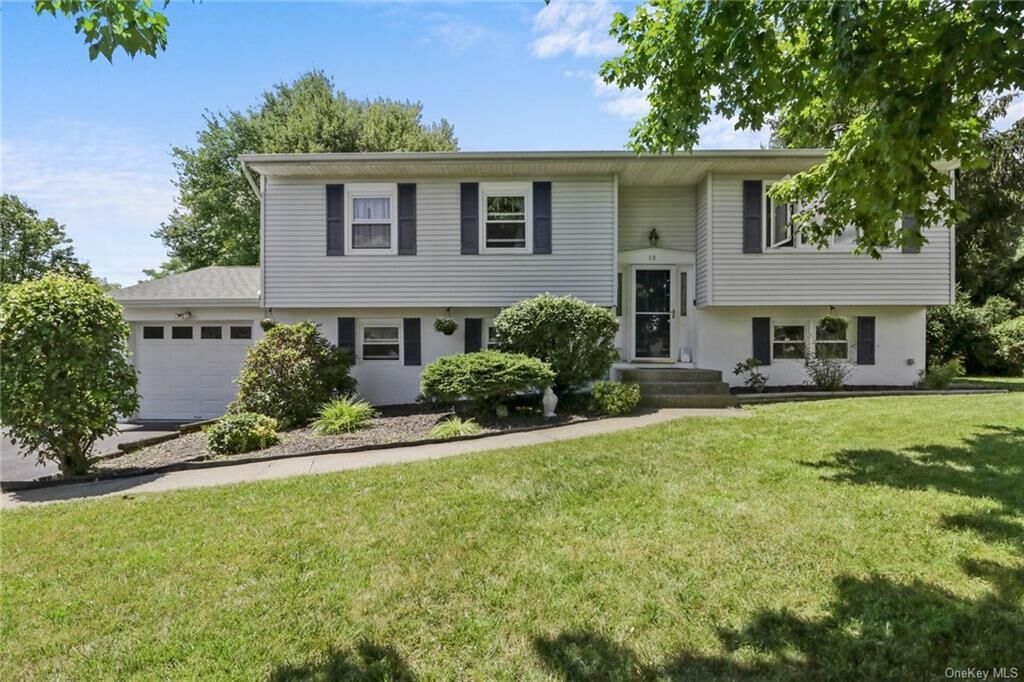 Property Photo:  10 Pembroke Road  NY 10992 