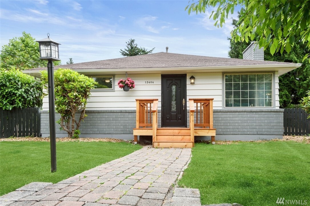 Property Photo: 13404 10th Ave S WA 98168