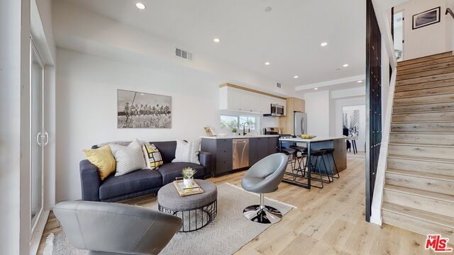 Property Photo:  2654  S Mansfield Ave  CA 90016 