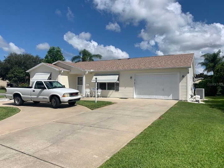 Property Photo: 1511 Gardena Court FL 32159
