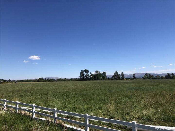 Property Photo:  200 X Meadowbrook Lane  WA 98926 