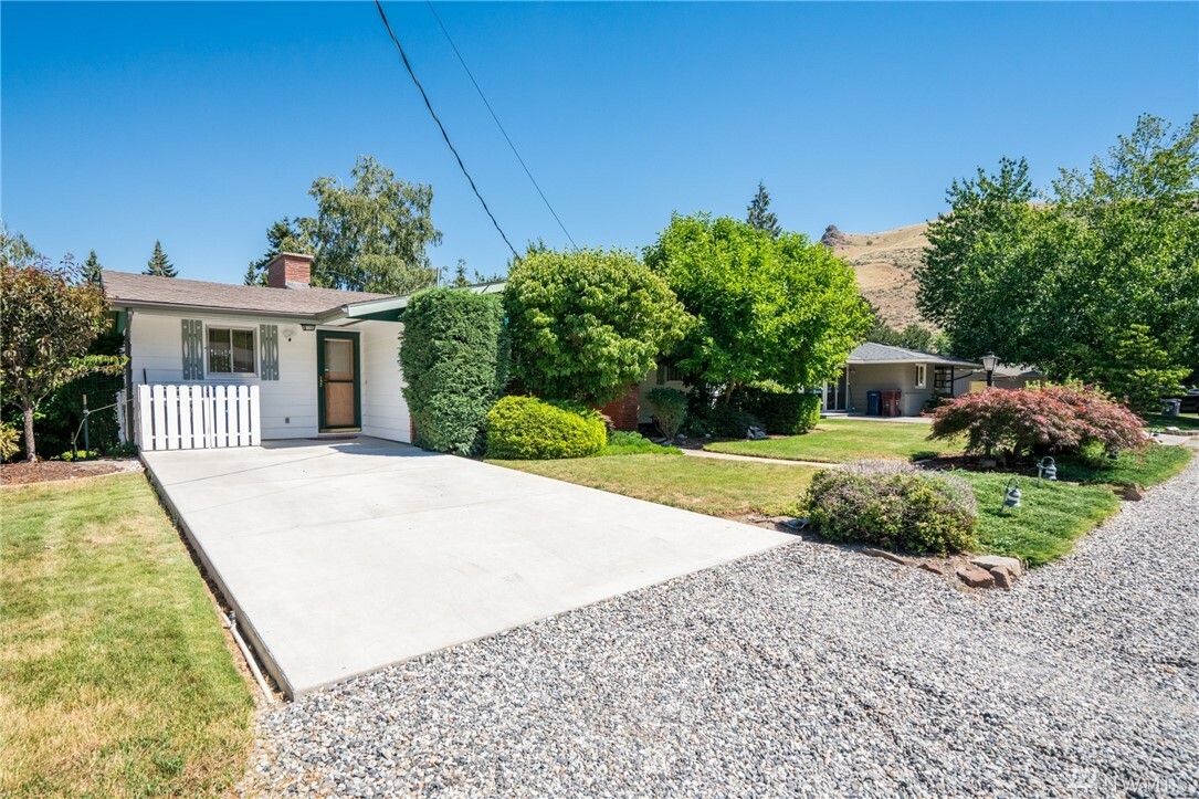 Property Photo:  719 S Grandview Ave  WA 98801 