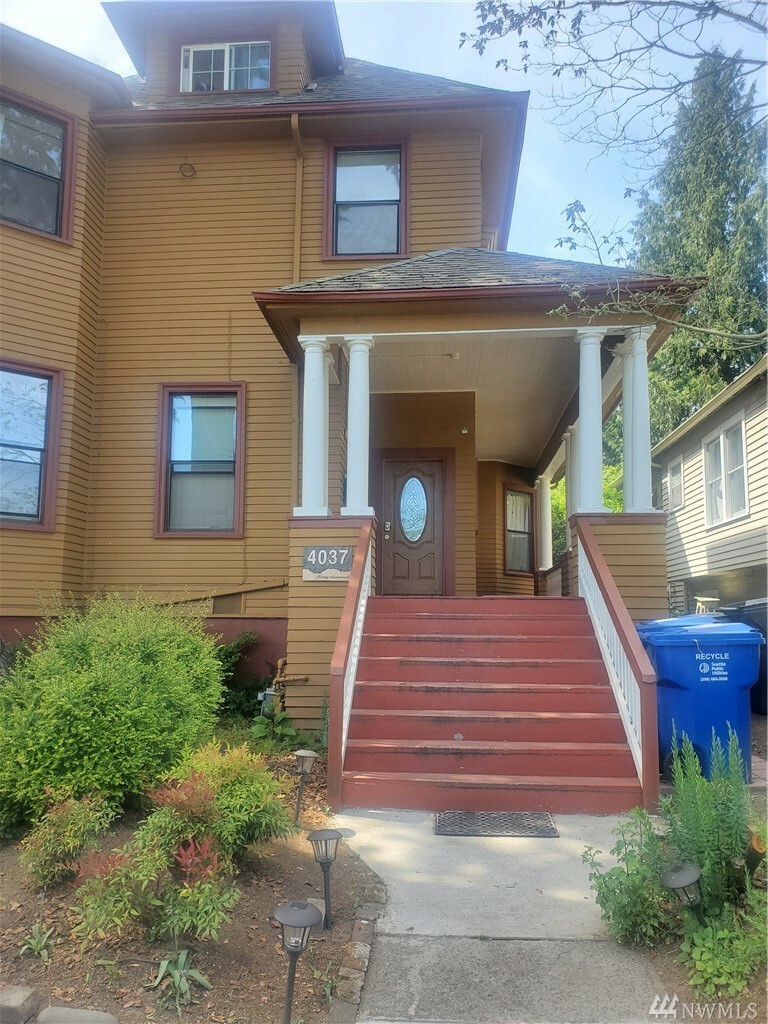 Property Photo:  4037 Woodland Park Ave N 102  WA 98103 