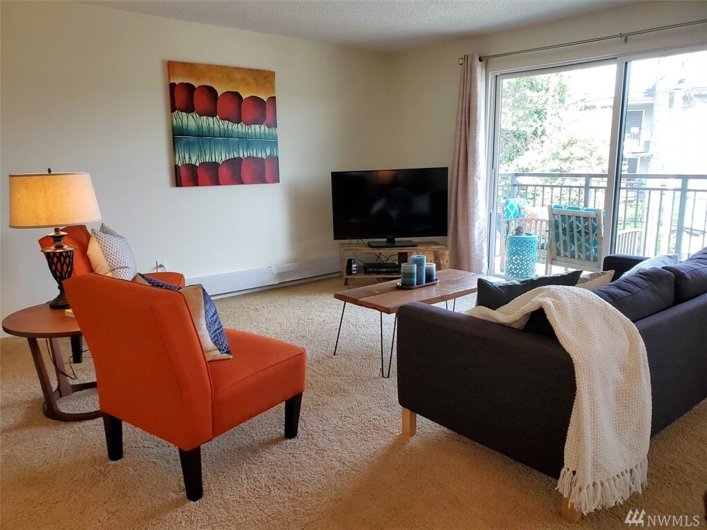 Property Photo: 911 N 73rd St 401 WA 98103