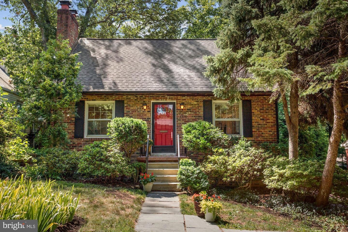 Property Photo:  4828 8th Road S  VA 22204 