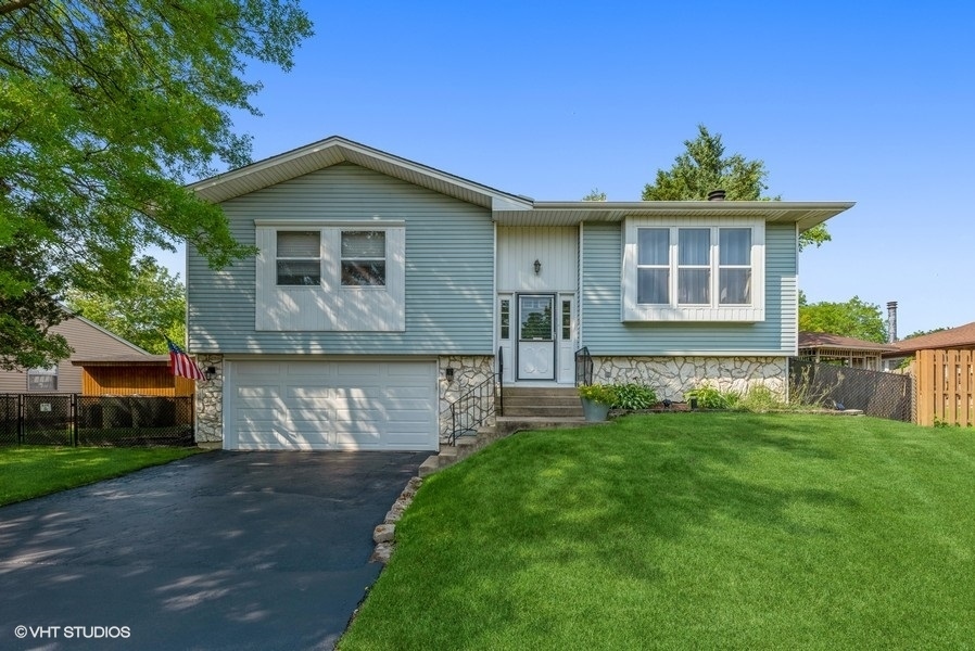 Property Photo:  925 Mensching Road  IL 60172 