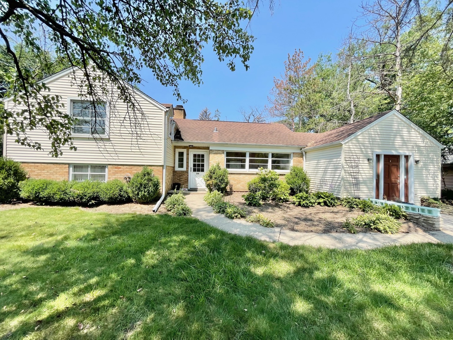 Property Photo: 250 Woodstock Avenue IL 60514