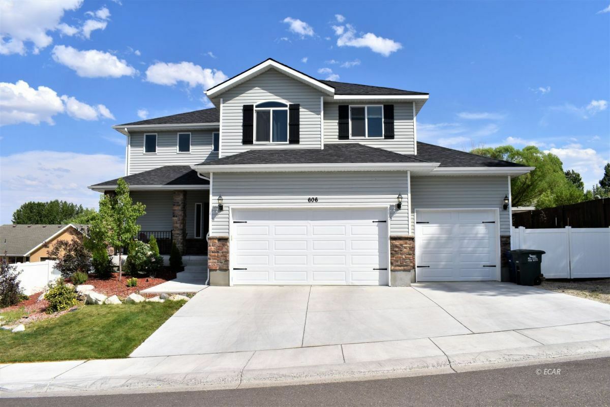 Property Photo: 606 Cari Way NV 89801