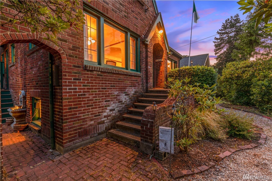 Property Photo: 2145 Boyer Ave E WA 98112