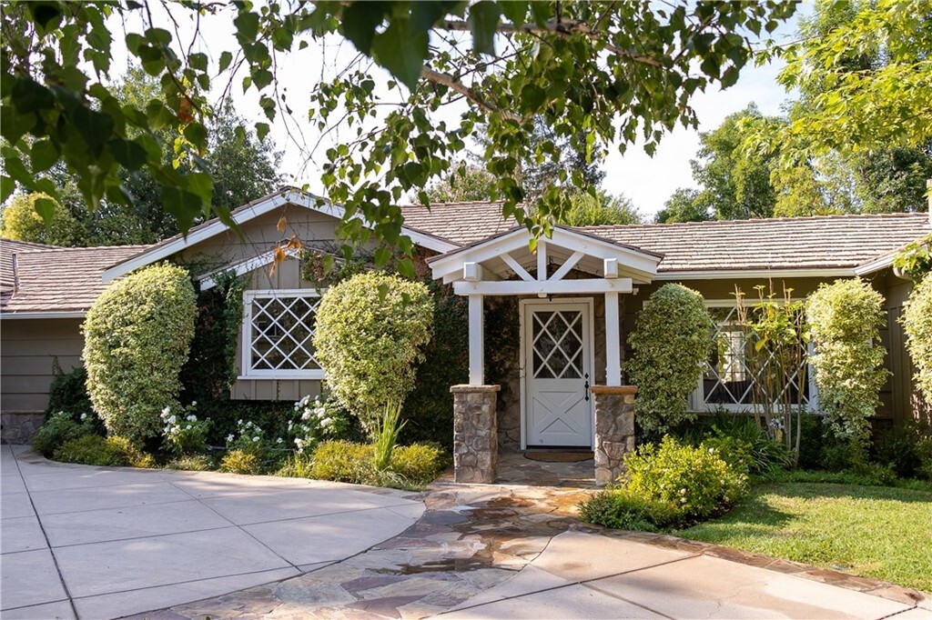 Property Photo: 19415 Collier Street CA 91356