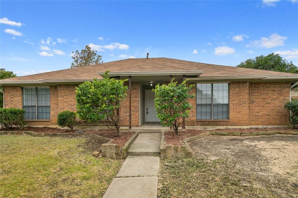 Property Photo:  2427 Deer Run  TX 75067 