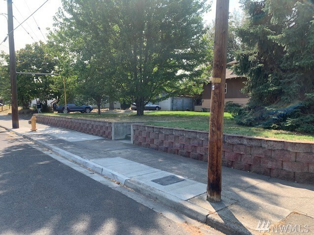 Property Photo: 1040 Waverly St WA 99362