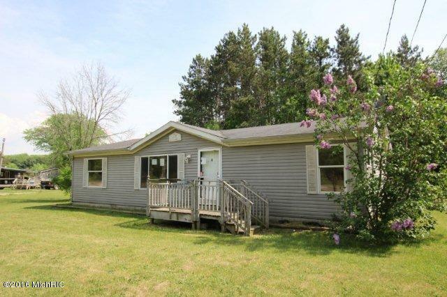 Property Photo:  60 17 Mile Road NE  MI 49319 