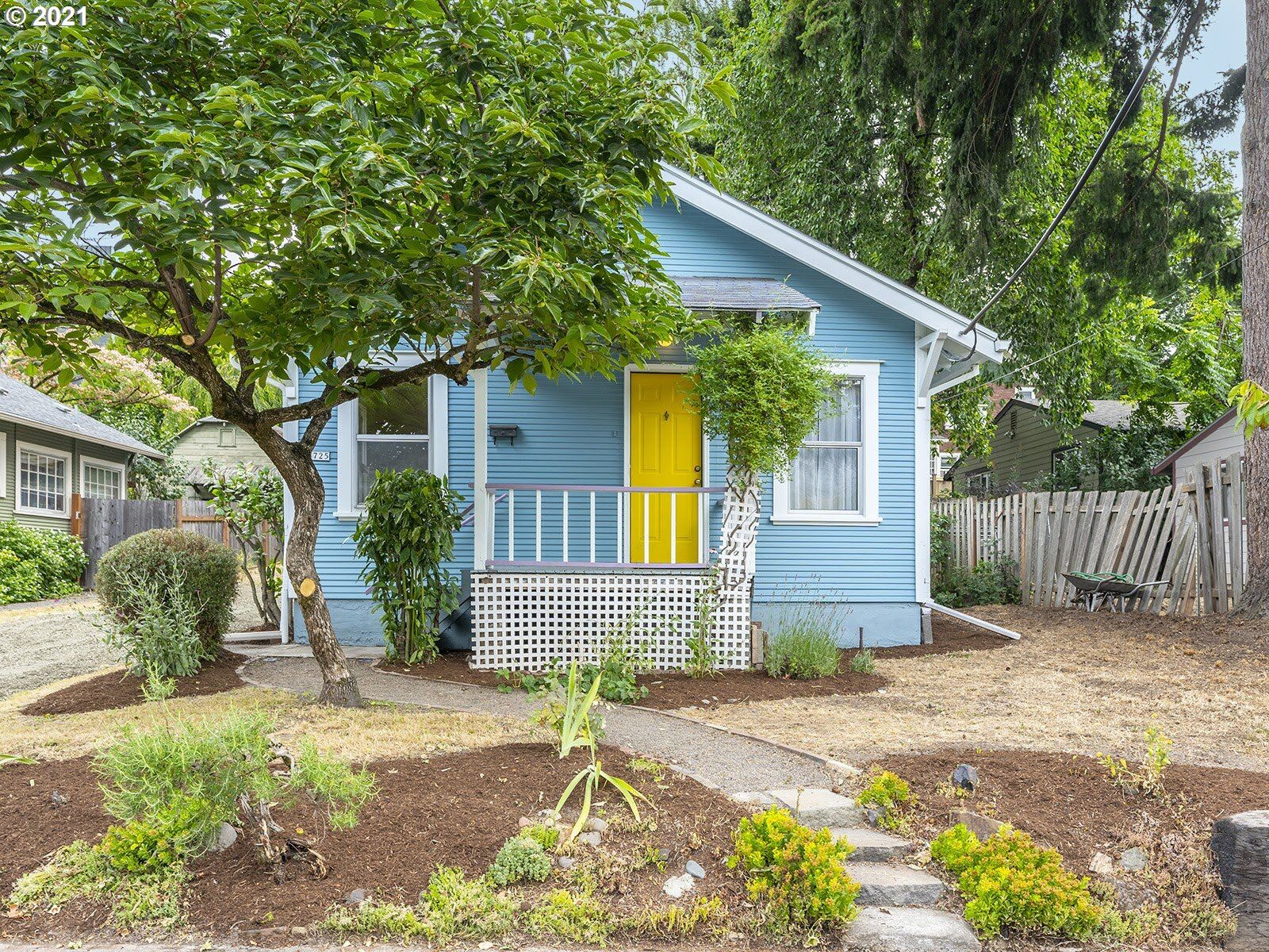 Property Photo:  8725 N Edison St  OR 97203 