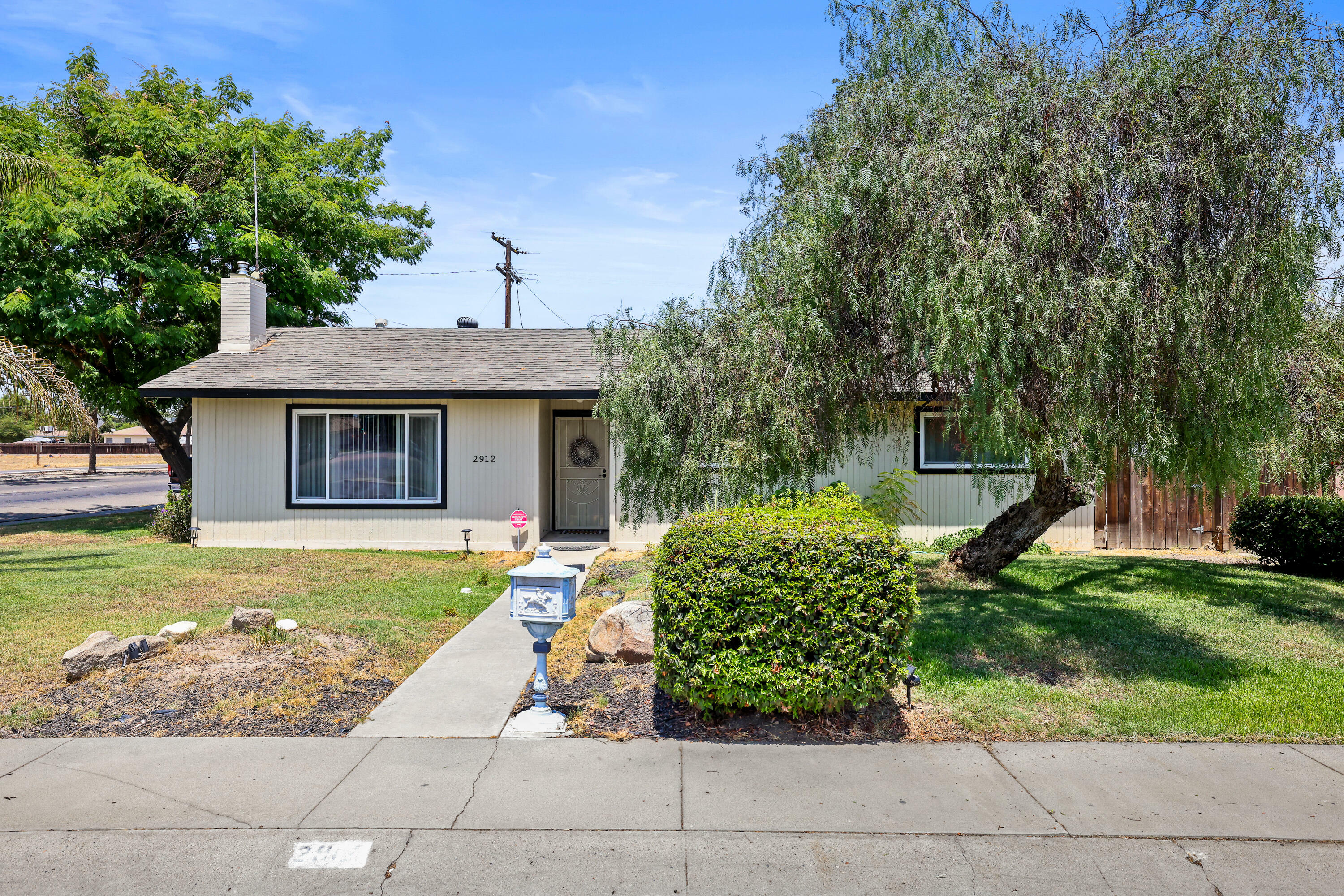 Property Photo:  2912 E Laurel Avenue  CA 93292 