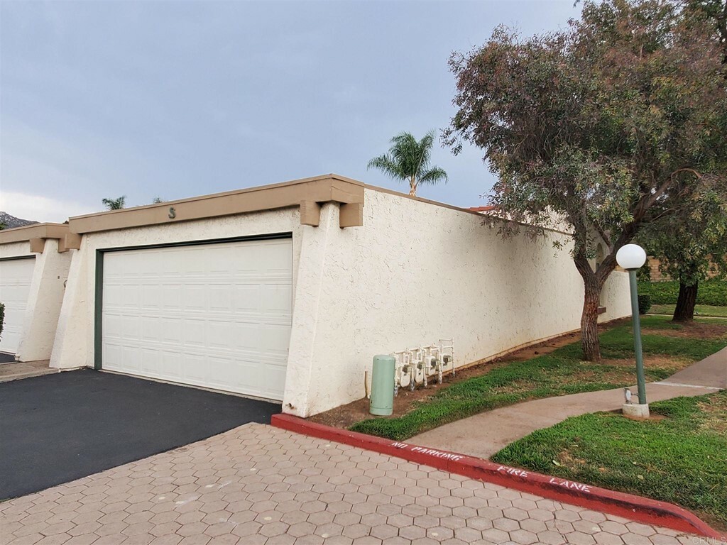 Property Photo:  2812 E Valley Parkway S  CA 92027 