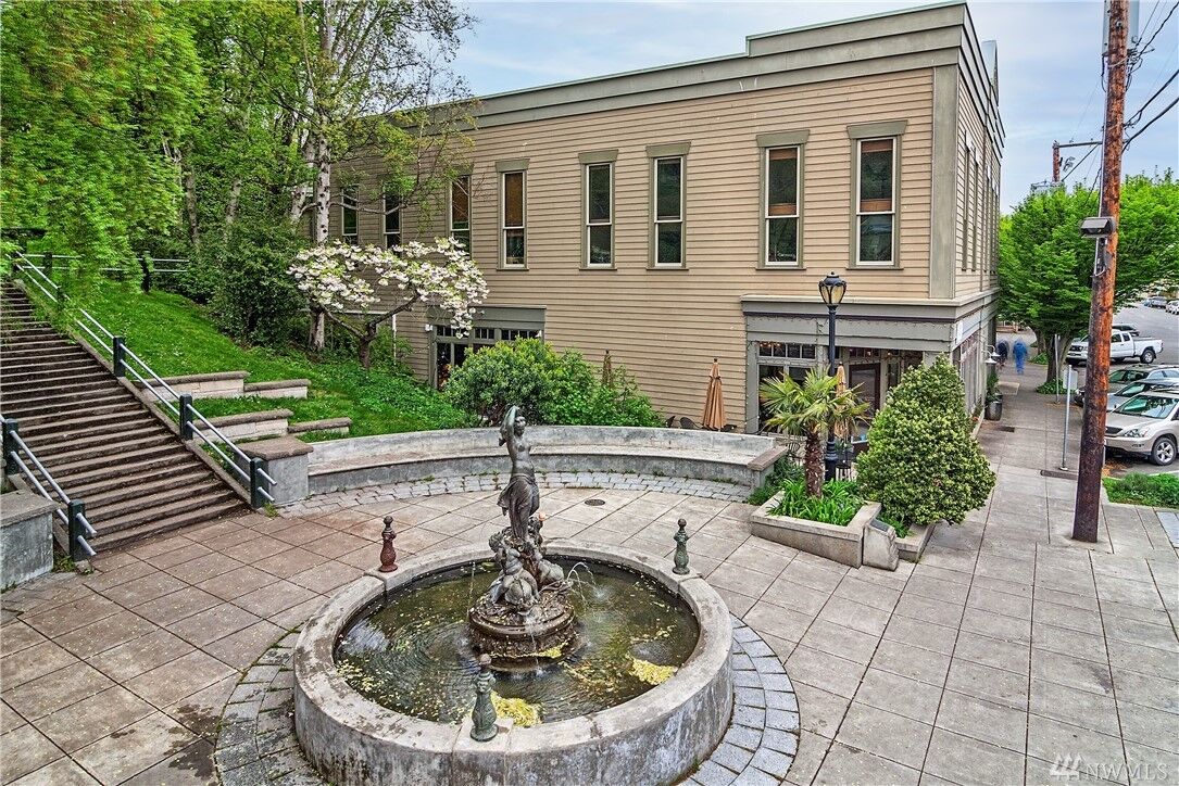 Property Photo:  842 Washington St 203  WA 98368 