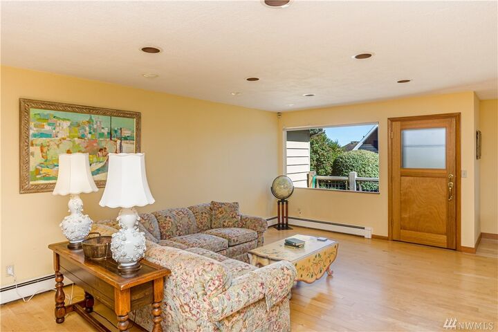 Property Photo:  1237 Clay St  WA 98368 