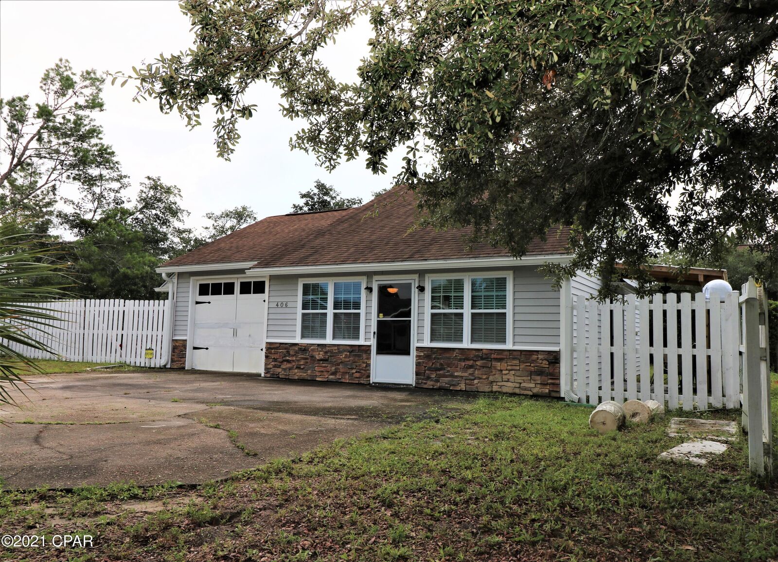Property Photo: 406 Water Oak Circle FL 32408