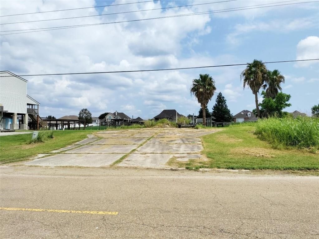 Property Photo: 184 Lakeview Drive LA 70458