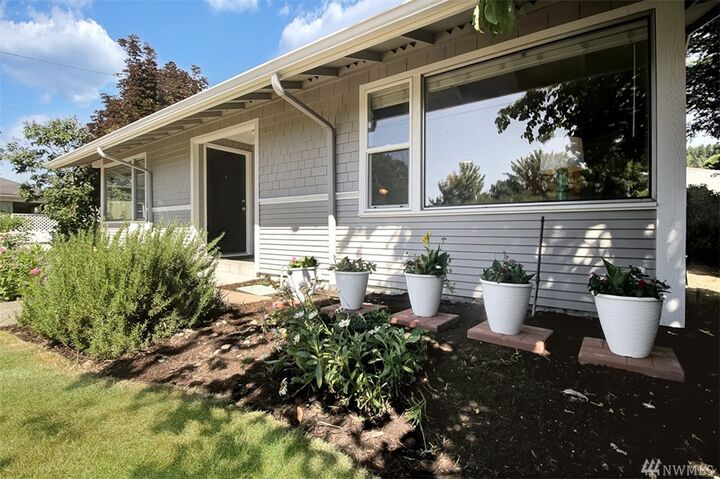 Property Photo: 160 Rainier Blvd S WA 98027