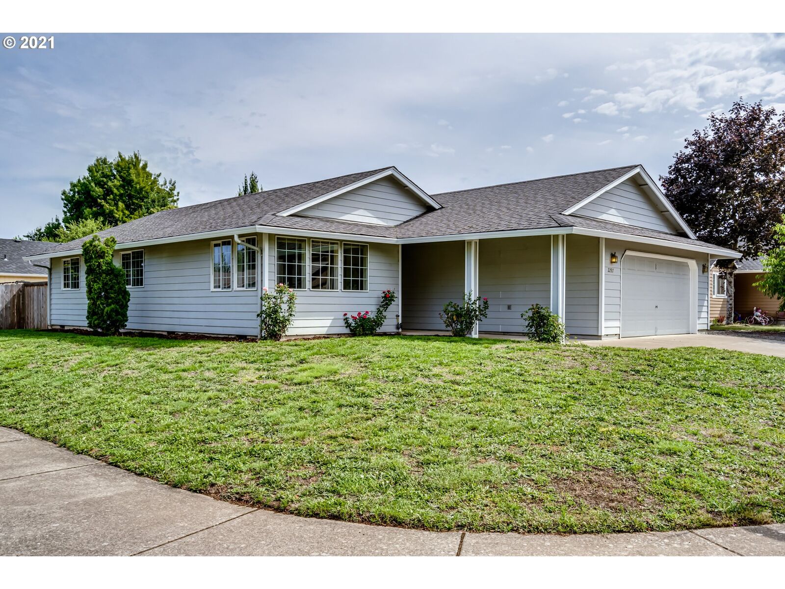 Property Photo:  2297 Parker Pl  OR 97402 