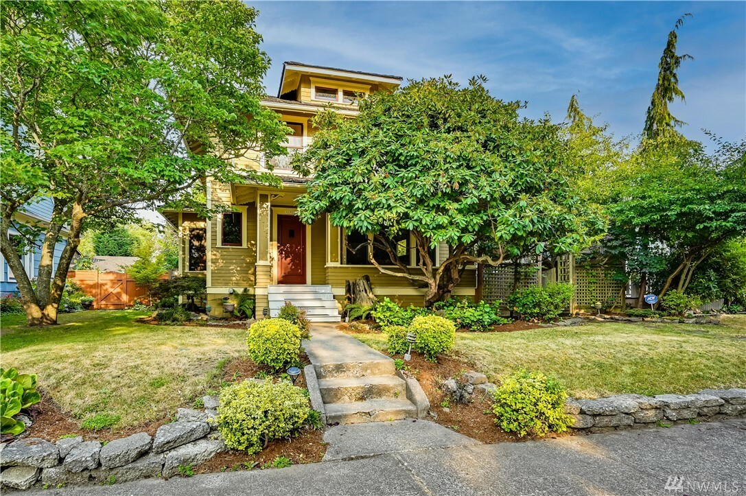 Property Photo: 1713 Hoyt Ave WA 98201