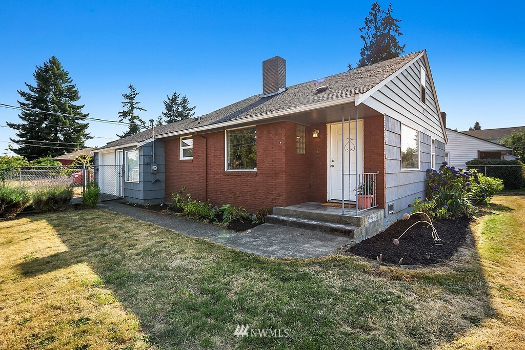 Property Photo:  121 S 124th Street  WA 98168 