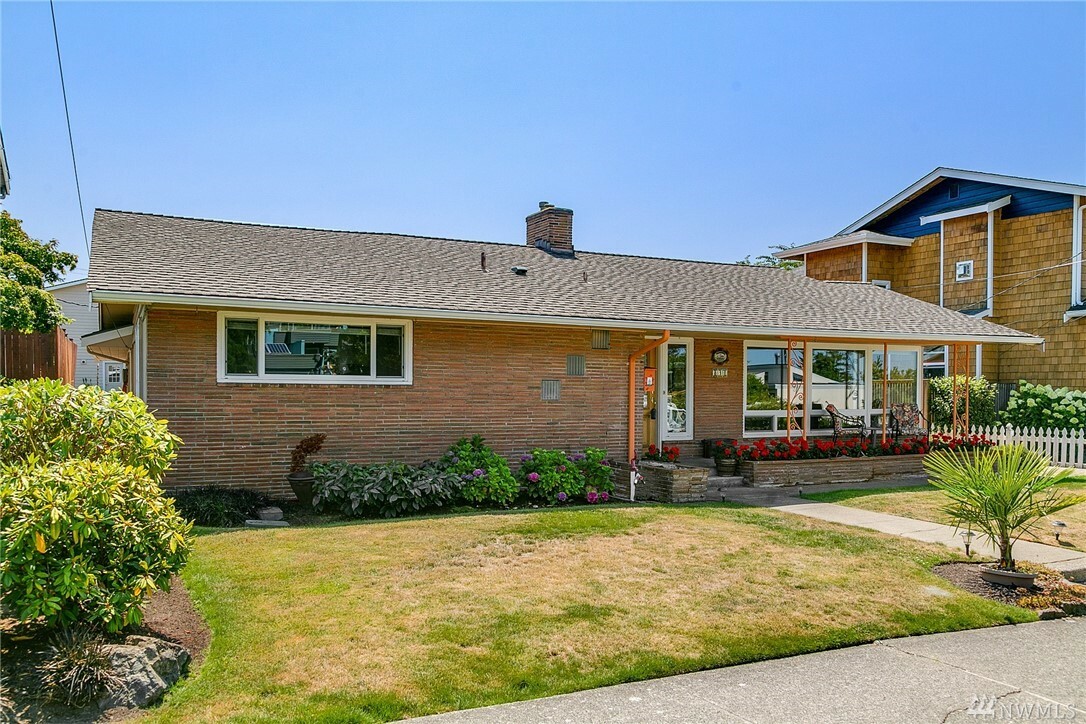 Property Photo:  830 Main St  WA 98020 