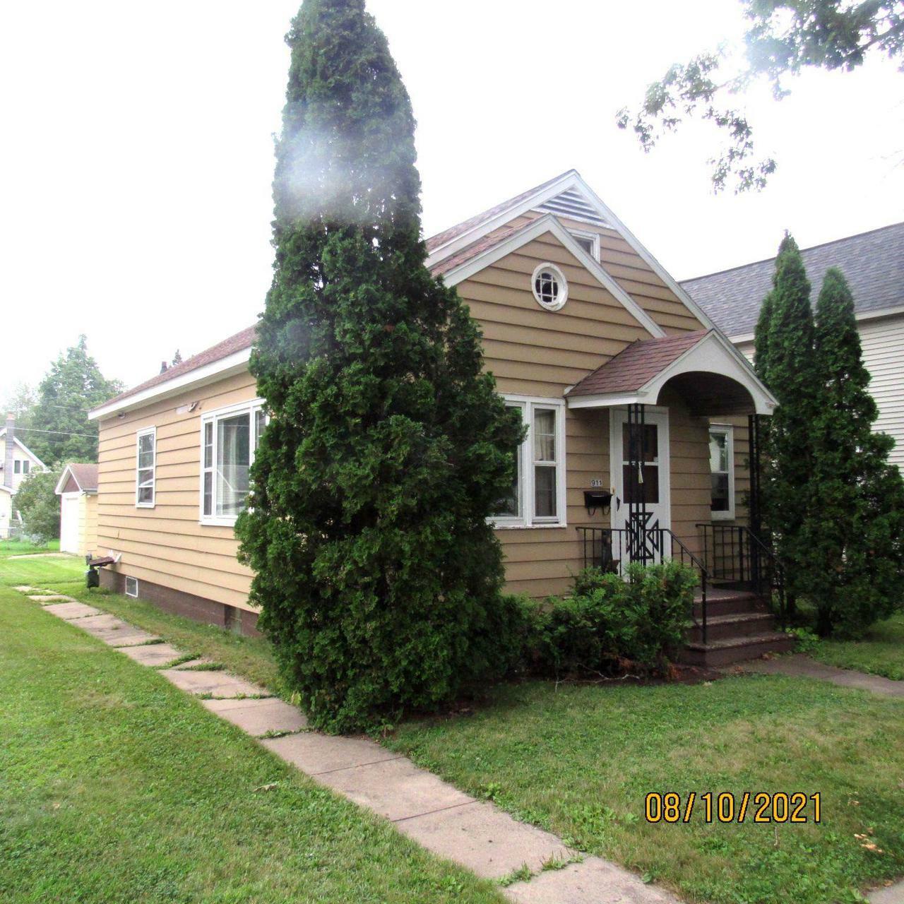 Property Photo:  911 East 6th Street  WI 54452 