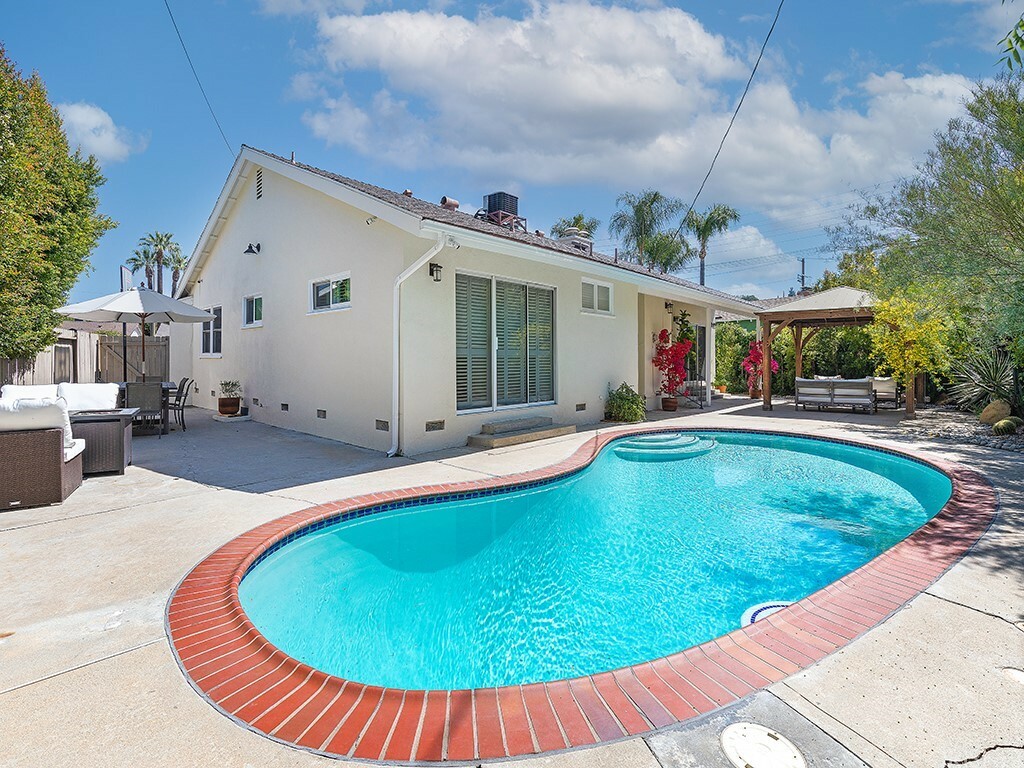 Property Photo:  23714 Oxnard Street  CA 91367 