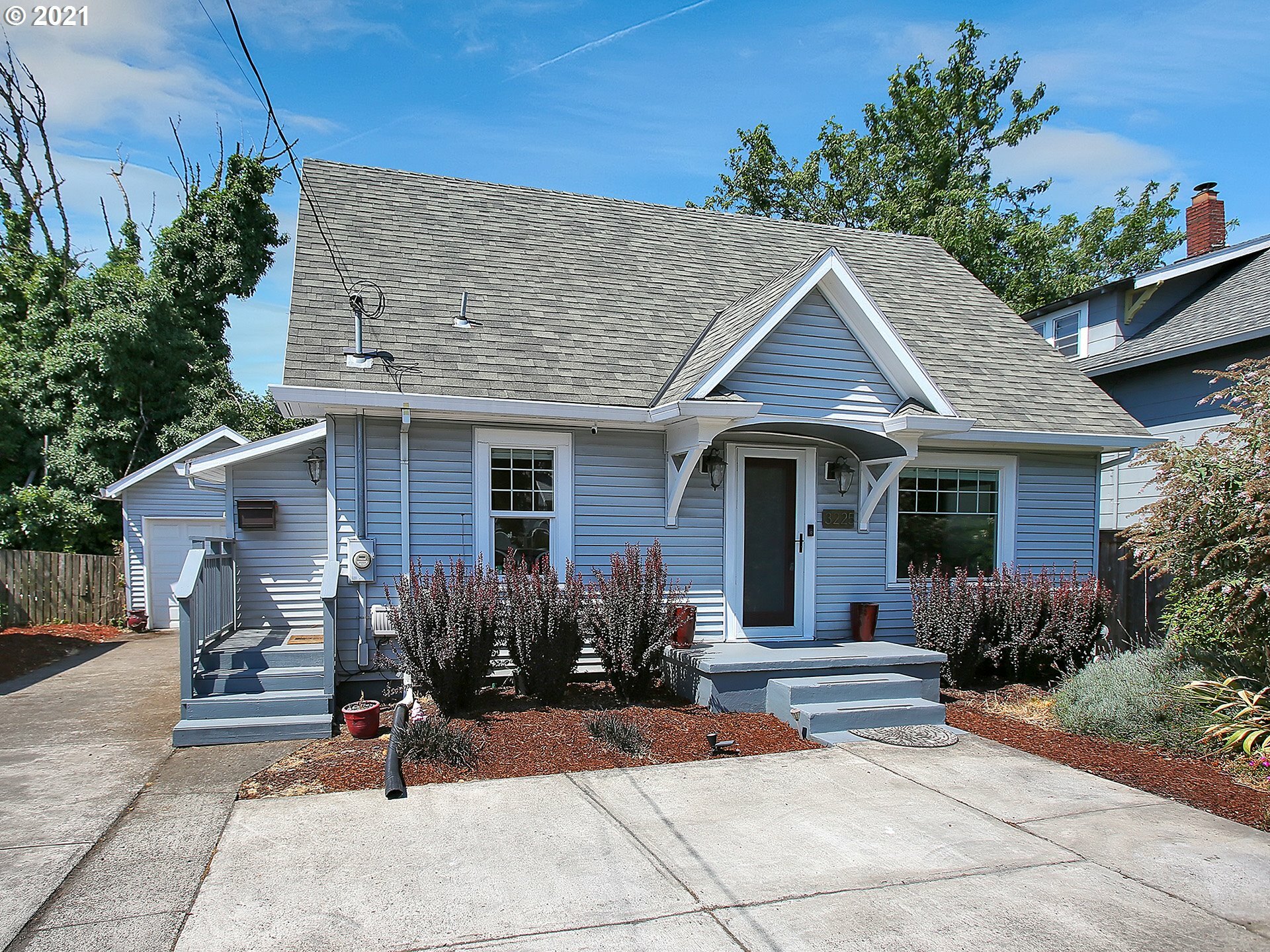 Property Photo: 3225 SE Cesar E Chavez Blvd OR 97202