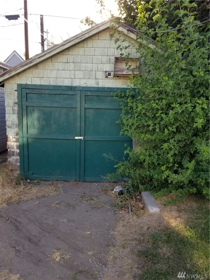 Property Photo:  906 Okanogan Ave  WA 98801 
