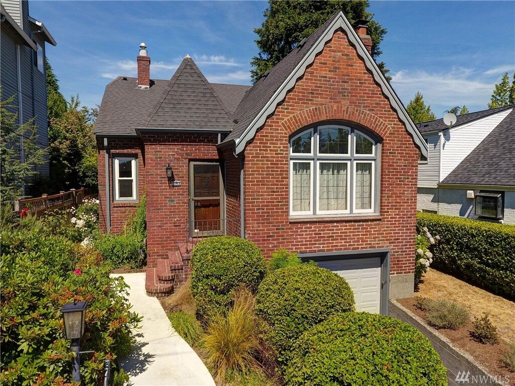 Property Photo:  1320 N 82nd St  WA 98103 