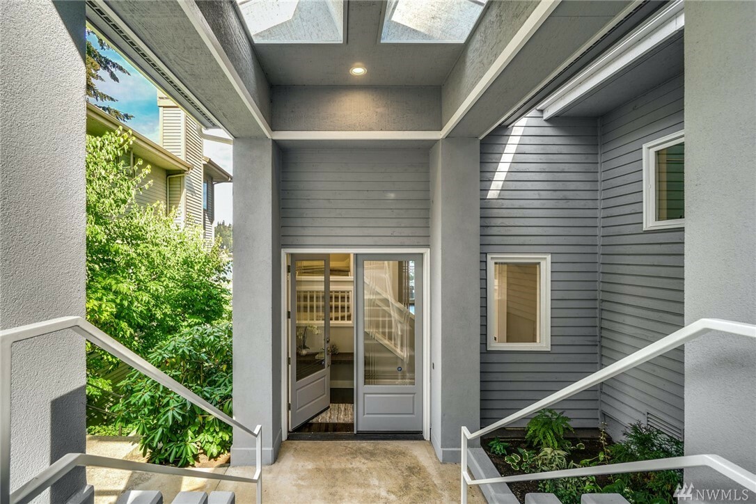 Property Photo:  2410 W Lake Sammamish Pkwy NE  WA 98052 