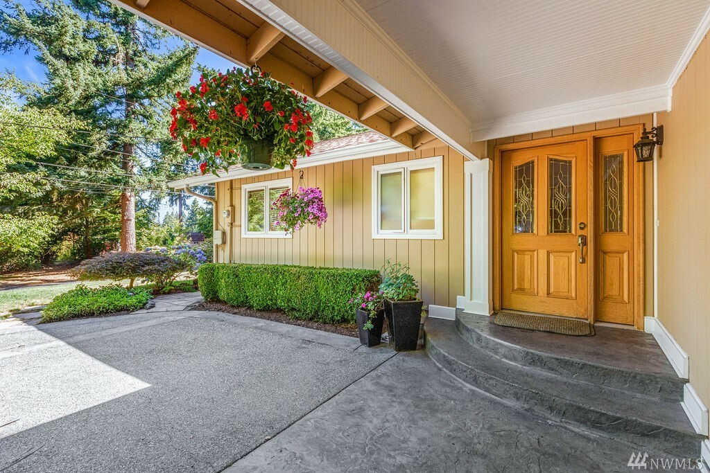 Property Photo: 12419 NE 72nd St WA 98033