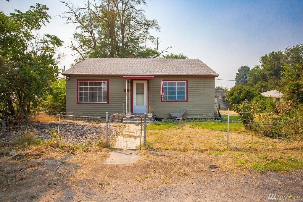 Property Photo:  1405 S Horizon St  WA 98837 