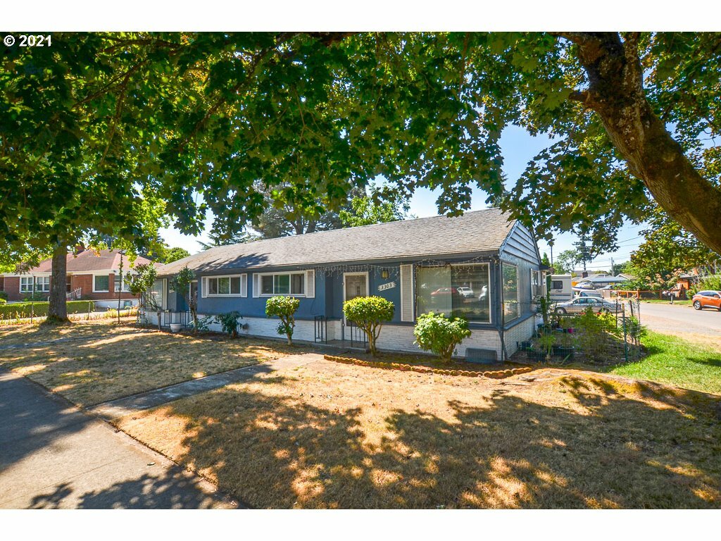 Property Photo:  3303 E Evergreen Blvd  WA 98661 